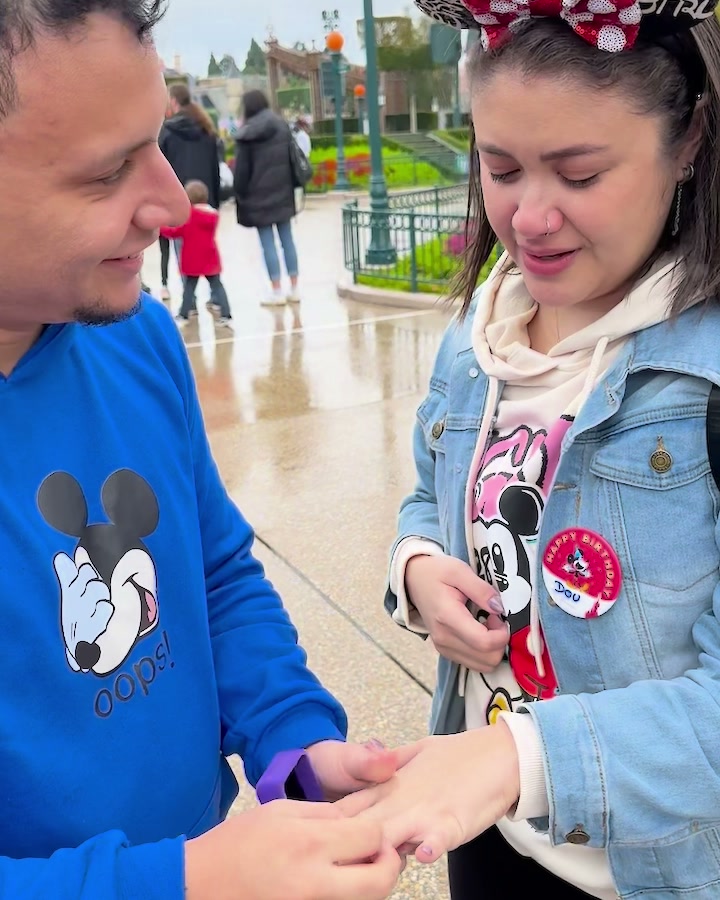 José colocando el anillo en la mano de Dou