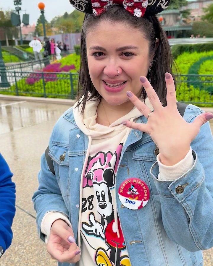 Dou mostrando el anillo con una gran sonrisa